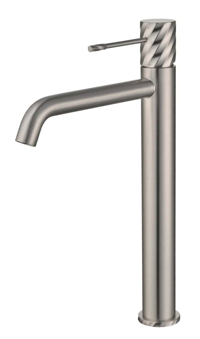 Moderne erhöhte Waschtischarmatur in Gebürstetes Nickel, ideal für Badmöbel mit Aufsatzwaschbecken. Mit 5 Jahren Garantie und in 6 Farben erhältlich. Charakteristisch für die Toscana Serie ist das gedrehte Relief an der Bedienung: ein dezentes Muster, das