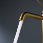 Moderne erhöhte Waschtischarmatur in Gebürstetes Gold, ideal für Badmöbel mit Aufsatzwaschbecken, als Komplettset inklusive passendem Click-Clack-Verschluss mit langlebiger PVD-Beschichtung. Der Click-Clack-Verschluss lässt sich durch Drücken einfach öffn