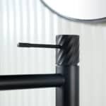 Moderne erhöhte Waschtischarmatur in Schwarz, ideal für Badmöbel mit Aufsatzwaschbecken, als Komplettset inklusive passendem Click-Clack-Verschluss Der Click-Clack-Verschluss lässt sich durch Drücken einfach öffnen und schließen. Mit 5 Jahren Garantie und