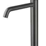 Moderne erhöhte Waschtischarmatur in Black Gun Metal, ideal für Badmöbel mit Aufsatzwaschbecken. Mit langlebiger PVD-Beschichtung. Mit 5 Jahren Garantie und in 6 Farben erhältlich. Charakteristisch für die Toscana Serie ist das gedrehte Relief an der Bedi