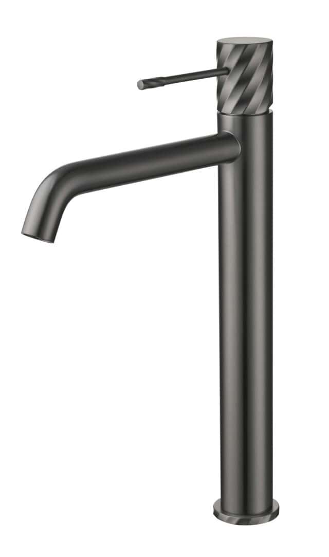 Moderne erhöhte Waschtischarmatur in Black Gun Metal, ideal für Badmöbel mit Aufsatzwaschbecken. Mit langlebiger PVD-Beschichtung. Mit 5 Jahren Garantie und in 6 Farben erhältlich. Charakteristisch für die Toscana Serie ist das gedrehte Relief an der Bedi