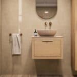 Wandhängendes Badezimmermöbel 60 cm aus Natureiche mit eine Schublade und beige Kalksteinwaschtisch (Premium)