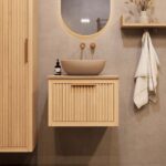 Wandhängendes Badezimmermöbel 60 cm aus Natureiche mit eine Schublade und beige Kalksteinwaschtisch