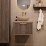 Wandhängendes Badezimmermöbel 60 cm aus dunkler Eiche mit eine Schublade und beige Kalksteinwaschtisch