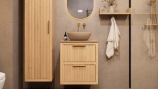 Wandhängendes Badezimmermöbel 60 cm aus Natureiche mit zwei Schubladen und beige Kalksteinwaschtisch (hochwertig)