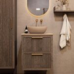 Wandhängendes Badezimmermöbel 60 cm aus dunkler Eiche mit zwei Schubladen und beige Kalksteinwaschtisch