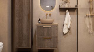 Wandhängendes Badezimmermöbel 60 cm aus dunkler Eiche mit zwei Schubladen und beige Kalksteinwaschtisch