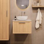 Wandhängendes Badezimmermöbel 60 cm aus Natureiche mit eine Schublade und weißes Solid-Surface-Aufsatzbecken