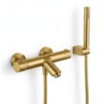Luxuriöse thermostatische Bad-/Duscharmatur in gebürstetem Gold mit langlebiger PVD-Beschichtung. Geliefert als Komplettset mit Handbrause, Brauseschlauch und Wandhalter. Erhältlich in 5 Farben.