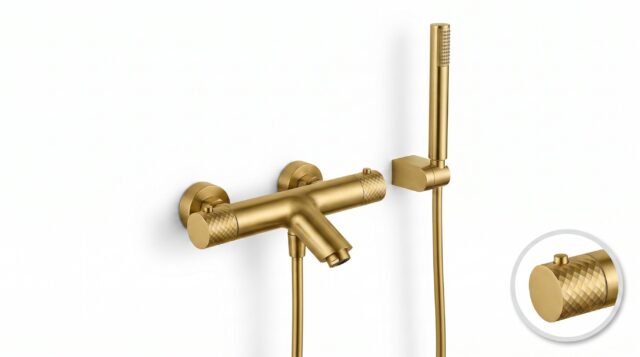Luxuriöse thermostatische Bad-/Duscharmatur in gebürstetem Gold mit langlebiger PVD-Beschichtung. Geliefert als Komplettset mit Handbrause, Brauseschlauch und Wandhalter. Erhältlich in 5 Farben.