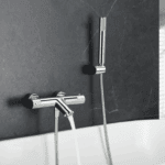 Moderne thermostatische Bad-/Duscharmatur in Chrom, geliefert als Komplettset mit Handbrause, Brauseschlauch und Wandhalter. Teil der Diamond Serie, erhältlich in 5 Farben und sofort ab Lager lieferbar.