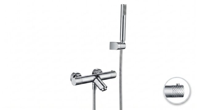 Moderne thermostatische Bad-/Duscharmatur in Chrom, geliefert als Komplettset mit Handbrause, Brauseschlauch und Wandhalter. Teil der Diamond Serie, erhältlich in 5 Farben und sofort ab Lager lieferbar.