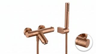 Thermostatische Bad-/Duscharmatur in gebürstetem Kupfer mit langlebiger PVD-Beschichtung. Geliefert als Komplettset mit Handbrause, Brauseschlauch und Wandhalter. Erhältlich in 5 Farben.
