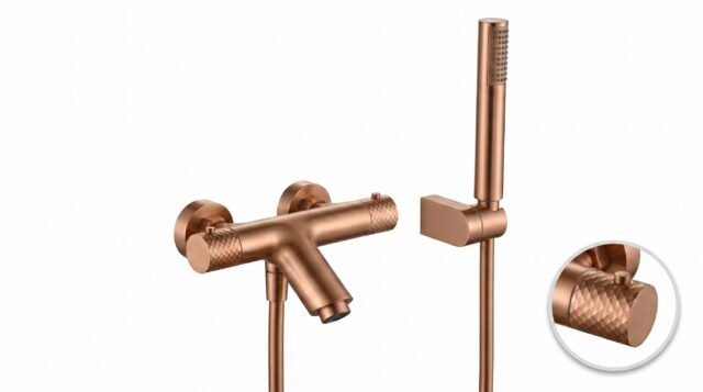 Thermostatische Bad-/Duscharmatur in gebürstetem Kupfer mit langlebiger PVD-Beschichtung. Geliefert als Komplettset mit Handbrause, Brauseschlauch und Wandhalter. Erhältlich in 5 Farben.