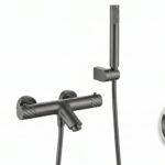 Thermostatische Bad-/Duscharmatur in Black Gun Metal, geliefert als Komplettset mit Handbrause, Brauseschlauch und Wandhalter. Mit 5 Jahren Garantie und in 6 Farben erhältlich. Charakteristisch für die Toscana Serie ist das gedrehte Relief an der Bedienun