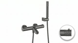 Thermostatische Bad-/Duscharmatur in Black Gun Metal, geliefert als Komplettset mit Handbrause, Brauseschlauch und Wandhalter. Mit 5 Jahren Garantie und in 6 Farben erhältlich. Charakteristisch für die Toscana Serie ist das gedrehte Relief an der Bedienun