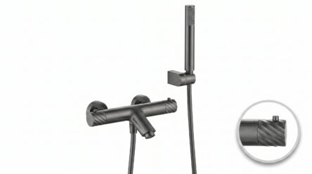 Thermostatische Bad-/Duscharmatur in Black Gun Metal, geliefert als Komplettset mit Handbrause, Brauseschlauch und Wandhalter. Mit 5 Jahren Garantie und in 6 Farben erhältlich. Charakteristisch für die Toscana Serie ist das gedrehte Relief an der Bedienun