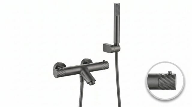 Thermostatische Bad-/Duscharmatur in Black Gun Metal, geliefert als Komplettset mit Handbrause, Brauseschlauch und Wandhalter. Mit 5 Jahren Garantie und in 6 Farben erhältlich. Charakteristisch für die Toscana Serie ist das gedrehte Relief an der Bedienun