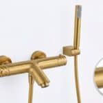 Thermostatische Bad-/Duscharmatur in Gebürstetes Gold, geliefert als Komplettset mit Handbrause, Brauseschlauch und Wandhalter. Mit 5 Jahren Garantie und in 6 Farben erhältlich. Charakteristisch für die Toscana Serie ist das gedrehte Relief an der Bedienu