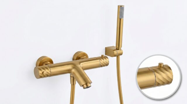 Thermostatische Bad-/Duscharmatur in Gebürstetes Gold, geliefert als Komplettset mit Handbrause, Brauseschlauch und Wandhalter. Mit 5 Jahren Garantie und in 6 Farben erhältlich. Charakteristisch für die Toscana Serie ist das gedrehte Relief an der Bedienu