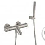 Thermostatische Bad-/Duscharmatur in Gebürstetes Nickel, geliefert als Komplettset mit Handbrause, Brauseschlauch und Wandhalter. Mit 5 Jahren Garantie und in 6 Farben erhältlich. Charakteristisch für die Toscana Serie ist das gedrehte Relief an der Bedie