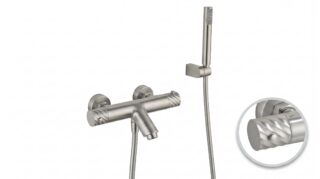 Thermostatische Bad-/Duscharmatur in Gebürstetes Nickel, geliefert als Komplettset mit Handbrause, Brauseschlauch und Wandhalter. Mit 5 Jahren Garantie und in 6 Farben erhältlich. Charakteristisch für die Toscana Serie ist das gedrehte Relief an der Bedie