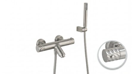 Thermostatische Bad-/Duscharmatur in Gebürstetes Nickel, geliefert als Komplettset mit Handbrause, Brauseschlauch und Wandhalter. Mit 5 Jahren Garantie und in 6 Farben erhältlich. Charakteristisch für die Toscana Serie ist das gedrehte Relief an der Bedie