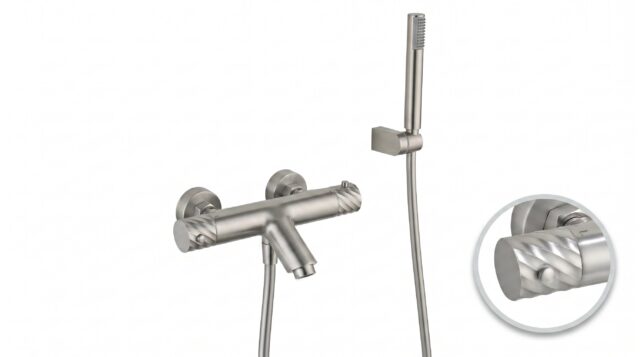 Thermostatische Bad-/Duscharmatur in Gebürstetes Nickel, geliefert als Komplettset mit Handbrause, Brauseschlauch und Wandhalter. Mit 5 Jahren Garantie und in 6 Farben erhältlich. Charakteristisch für die Toscana Serie ist das gedrehte Relief an der Bedie