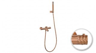 Thermostatische Bad-/Duscharmatur in Gebürstetes Kupfer, geliefert als Komplettset mit Handbrause, Brauseschlauch und Wandhalter. Mit 5 Jahren Garantie und in 6 Farben erhältlich. Charakteristisch für die Toscana Serie ist das gedrehte Relief an der Bedie
