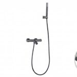 Moderne thermostatische Bad-/Duscharmatur in Black Gun Metal mit langlebiger PVD-Beschichtung. Geliefert als Komplettset mit Handbrause, Brauseschlauch und Wandhalter. Erhältlich in 6 Farben.