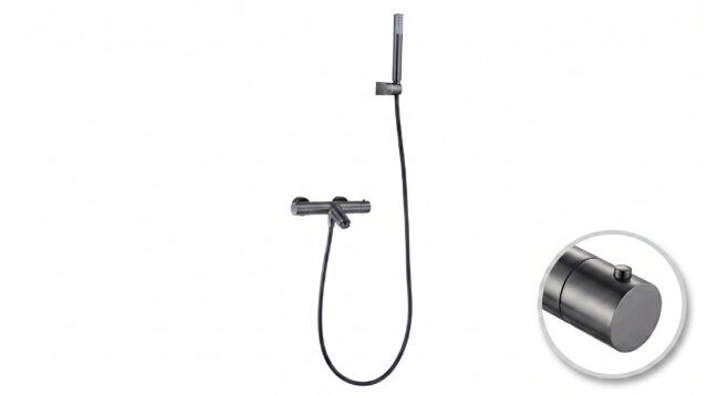 Moderne thermostatische Bad-/Duscharmatur in Black Gun Metal mit langlebiger PVD-Beschichtung. Geliefert als Komplettset mit Handbrause, Brauseschlauch und Wandhalter. Erhältlich in 6 Farben.