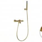 Luxuriöse thermostatische Bad-/Duscharmatur in gebürstetem Gold mit langlebiger PVD-Beschichtung. Geliefert als Komplettset mit Handbrause, Brauseschlauch und Wandhalter. Erhältlich in 6 Farben.