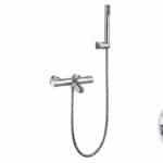 Moderne thermostatische Bad-/Duscharmatur in Chrom, geliefert als Komplettset mit Handbrause, Brauseschlauch und Wandhalter. Teil der Riva Bella Serie, erhältlich in 6 Farben und sofort ab Lager lieferbar.