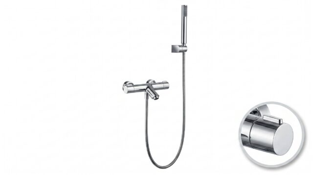 Moderne thermostatische Bad-/Duscharmatur in Chrom, geliefert als Komplettset mit Handbrause, Brauseschlauch und Wandhalter. Teil der Riva Bella Serie, erhältlich in 6 Farben und sofort ab Lager lieferbar.