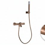 Thermostatische Bad-/Duscharmatur in gebürstetem Kupfer mit langlebiger PVD-Beschichtung. Geliefert als Komplettset mit Handbrause, Brauseschlauch und Wandhalter. Erhältlich in 6 Farben.