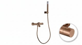 Thermostatische Bad-/Duscharmatur in gebürstetem Kupfer mit langlebiger PVD-Beschichtung. Geliefert als Komplettset mit Handbrause, Brauseschlauch und Wandhalter. Erhältlich in 6 Farben.
