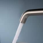 Moderne erhöhte Waschtischarmatur in Gebürstetes Nickel, ideal für Badmöbel mit Aufsatzwaschbecken. Mit 5 Jahren Garantie und in 6 Farben erhältlich. Charakteristisch für die Toscana Serie ist das gedrehte Relief an der Bedienung: ein dezentes Muster, das