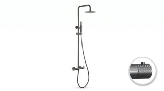 Luxuriöses Aufputz-Duschsystem in Black Gun Metal mit PVD-Beschichtung, thermostatischer Duscharmatur und Kopfbrause Ø20 cm. Inklusive verstellbarer Handbrause. Erhältlich in 5 Farben und mit 5 Jahren Garantie.