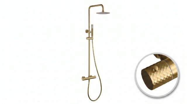 Luxuriöses Aufputz-Duschsystem in gebürstetem Gold mit PVD-Beschichtung, thermostatischer Duscharmatur und Kopfbrause Ø20 cm. Inklusive verstellbarer Handbrause. Erhältlich in 5 Farben und mit 5 Jahren Garantie.