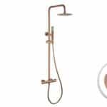 Stilvolles Aufputz-Duschsystem in gebürstetem Kupfer mit PVD-Beschichtung, thermostatischer Duscharmatur und Kopfbrause Ø20 cm. Inklusive verstellbarer Handbrause. Erhältlich in 5 Farben und mit 5 Jahren Garantie.