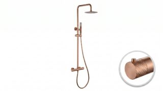 Stilvolles Aufputz-Duschsystem in gebürstetem Kupfer mit PVD-Beschichtung, thermostatischer Duscharmatur und Kopfbrause Ø20 cm. Inklusive verstellbarer Handbrause. Erhältlich in 5 Farben und mit 5 Jahren Garantie.