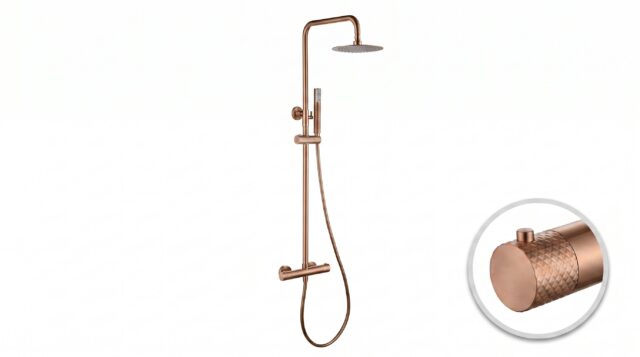 Stilvolles Aufputz-Duschsystem in gebürstetem Kupfer mit PVD-Beschichtung, thermostatischer Duscharmatur und Kopfbrause Ø20 cm. Inklusive verstellbarer Handbrause. Erhältlich in 5 Farben und mit 5 Jahren Garantie.