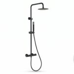 Stilvolles Aufputz-Duschsystem in Mattschwarz, thermostatischer Duscharmatur und Kopfbrause Ø20 cm. Inklusive Handbrause. Erhältlich in 6 Farben und mit 5 Jahren Garantie. Charakteristisch für die Toscana Serie ist das gedrehte Relief an der Bedienung: ei