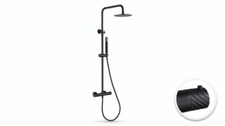 Stilvolles Aufputz-Duschsystem in Mattschwarz, thermostatischer Duscharmatur und Kopfbrause Ø20 cm. Inklusive Handbrause. Erhältlich in 6 Farben und mit 5 Jahren Garantie. Charakteristisch für die Toscana Serie ist das gedrehte Relief an der Bedienung: ei