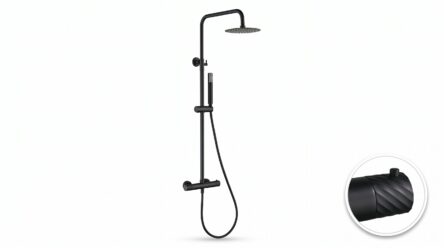 Stilvolles Aufputz-Duschsystem in Mattschwarz, thermostatischer Duscharmatur und Kopfbrause Ø20 cm. Inklusive Handbrause. Erhältlich in 6 Farben und mit 5 Jahren Garantie. Charakteristisch für die Toscana Serie ist das gedrehte Relief an der Bedienung: ei