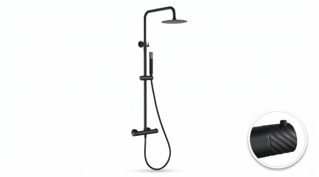 Stilvolles Aufputz-Duschsystem in Mattschwarz, thermostatischer Duscharmatur und Kopfbrause Ø20 cm. Inklusive Handbrause. Erhältlich in 6 Farben und mit 5 Jahren Garantie. Charakteristisch für die Toscana Serie ist das gedrehte Relief an der Bedienung: ei