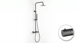 Luxuriöses Aufputz-Duschsystem in Black Gun Metal mit PVD-Beschichtung, thermostatischer Duscharmatur und Kopfbrause Ø20 cm. Inklusive Handbrause. Erhältlich in 6 Farben und mit 5 Jahren Garantie. Charakteristisch für die Toscana Serie ist das gedrehte Re