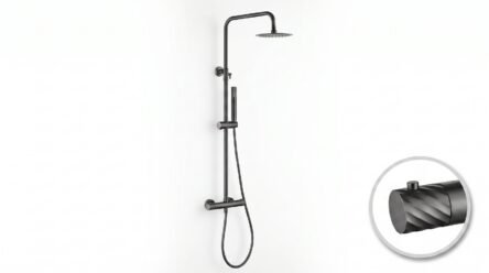 Luxuriöses Aufputz-Duschsystem in Black Gun Metal mit PVD-Beschichtung, thermostatischer Duscharmatur und Kopfbrause Ø20 cm. Inklusive Handbrause. Erhältlich in 6 Farben und mit 5 Jahren Garantie. Charakteristisch für die Toscana Serie ist das gedrehte Re