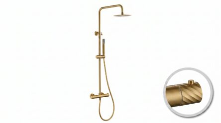 Luxuriöses Aufputz-Duschsystem in gebürstetem Gold mit PVD-Beschichtung, thermostatischer Duscharmatur und Kopfbrause Ø20 cm. Inklusive Handbrause. Erhältlich in 6 Farben und mit 5 Jahren Garantie. Charakteristisch für die Toscana Serie ist das gedrehte R