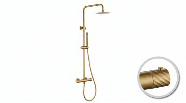 Luxuriöses Aufputz-Duschsystem in gebürstetem Gold mit PVD-Beschichtung, thermostatischer Duscharmatur und Kopfbrause Ø20 cm. Inklusive Handbrause. Erhältlich in 6 Farben und mit 5 Jahren Garantie. Charakteristisch für die Toscana Serie ist das gedrehte R